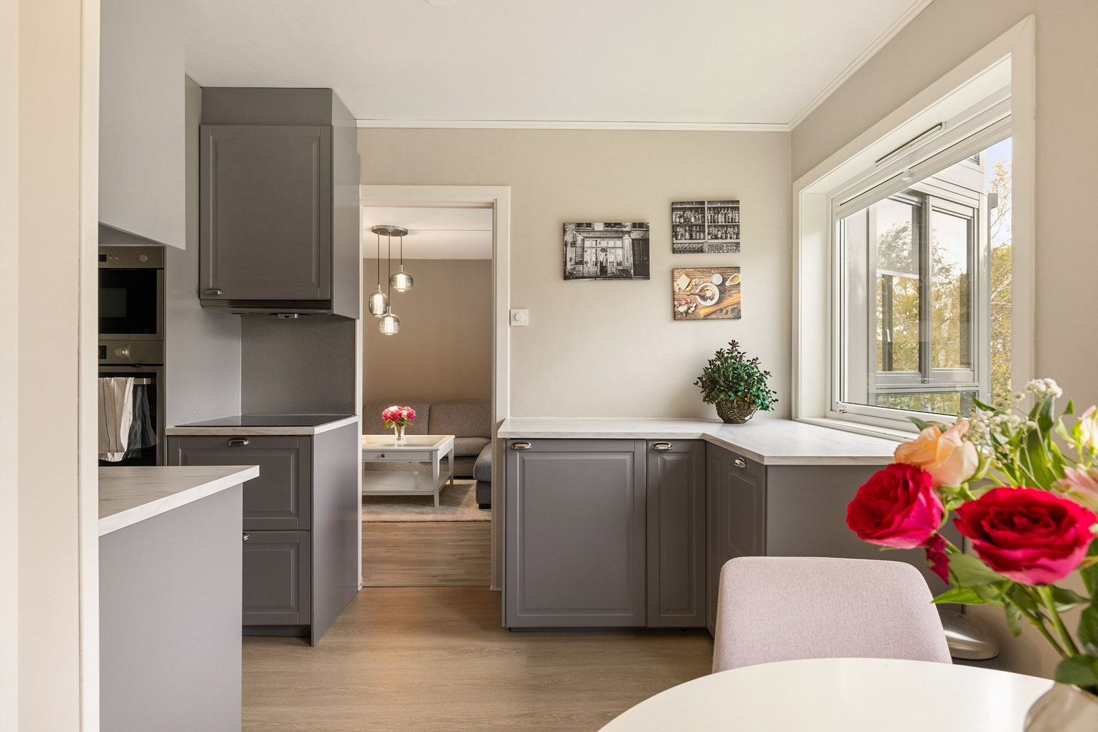 Inn til kjøkkenet kan du gå både rett fra stuen og fra entreen via tilstøtende bod. Galleribilde