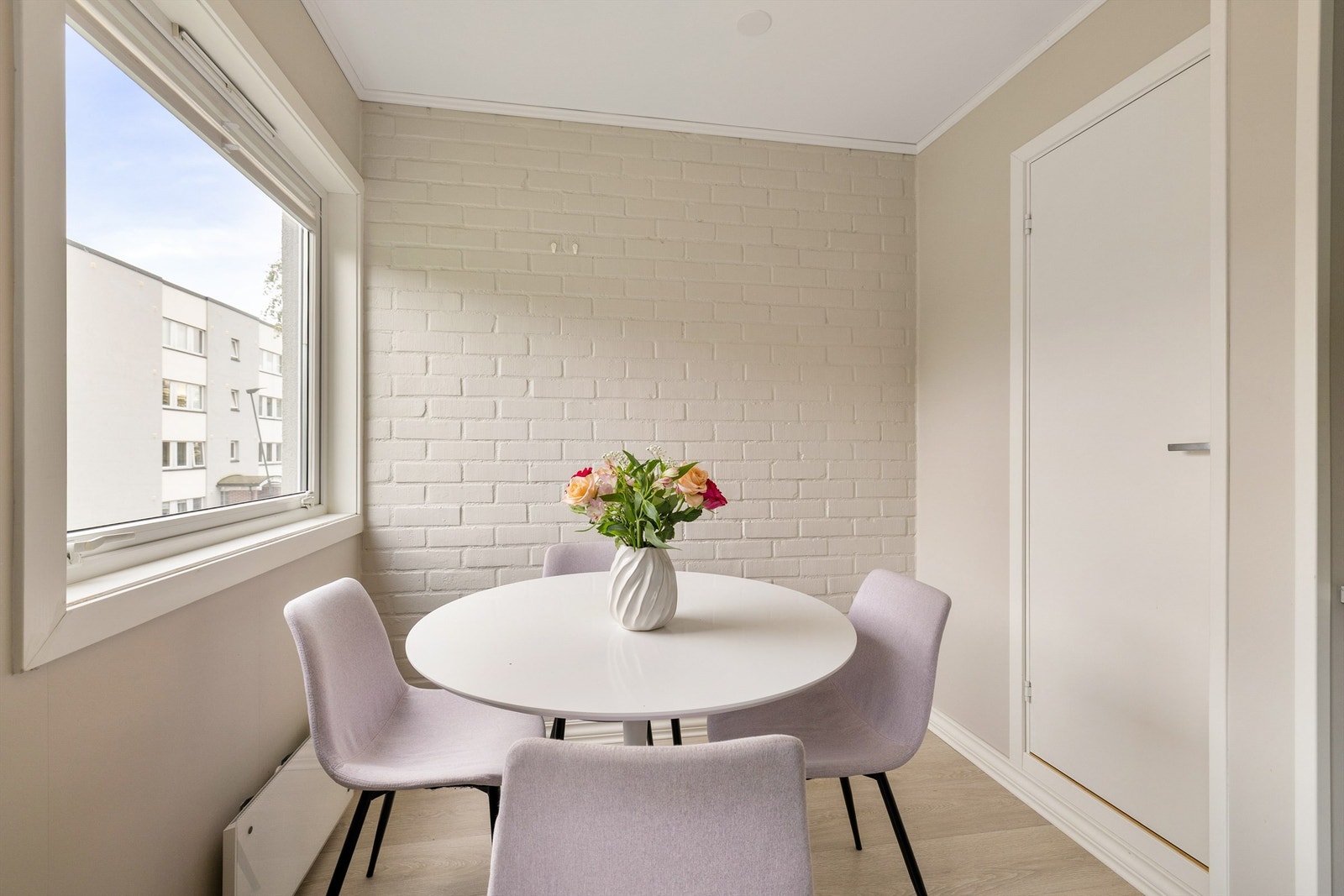 Fra arealet som i dag benyttes som spiseplass er leilighetens innvendige bod tilgjengelig. Galleribilde