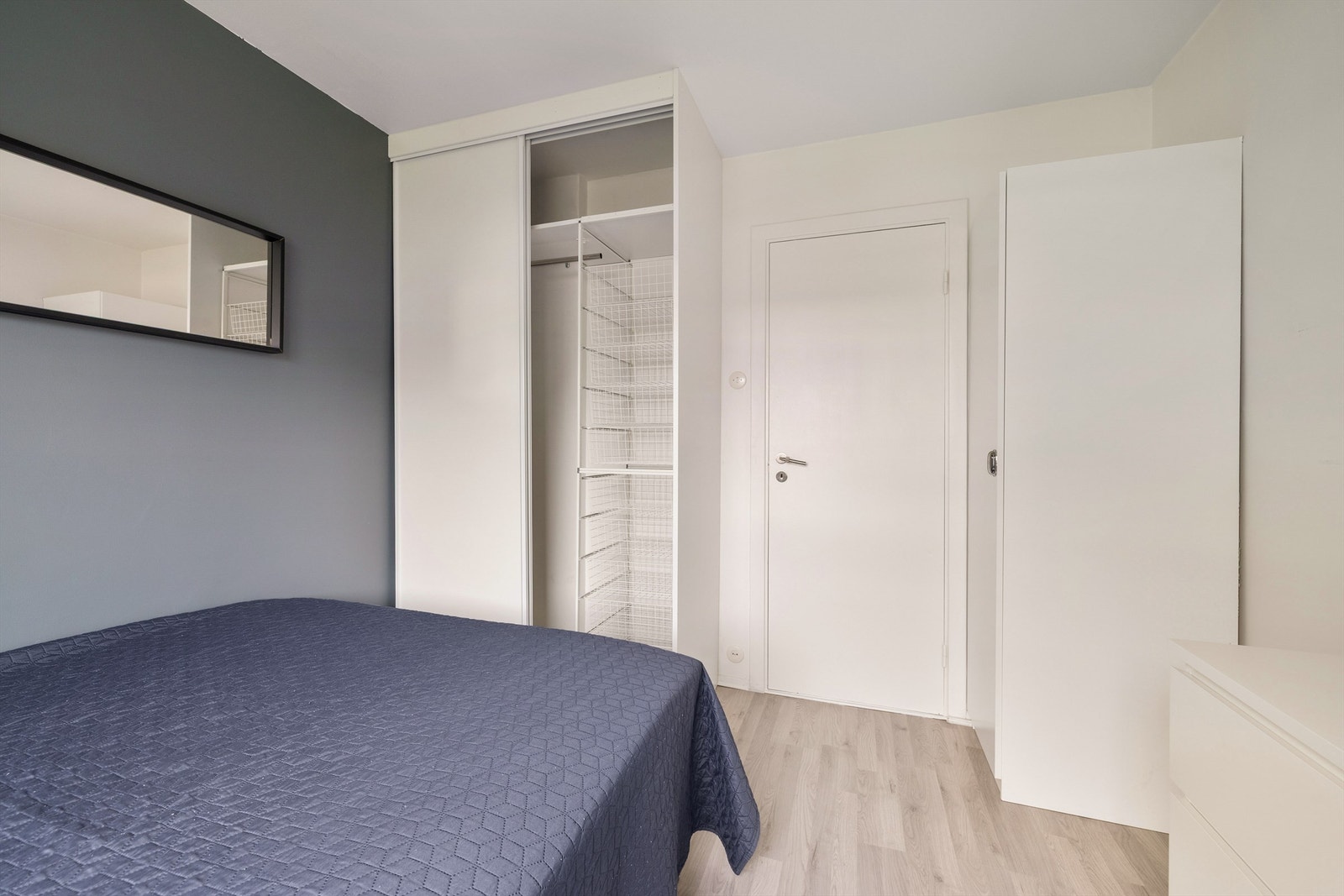 Skyvedørsgarderobe er installert også i soverom II. Galleribilde