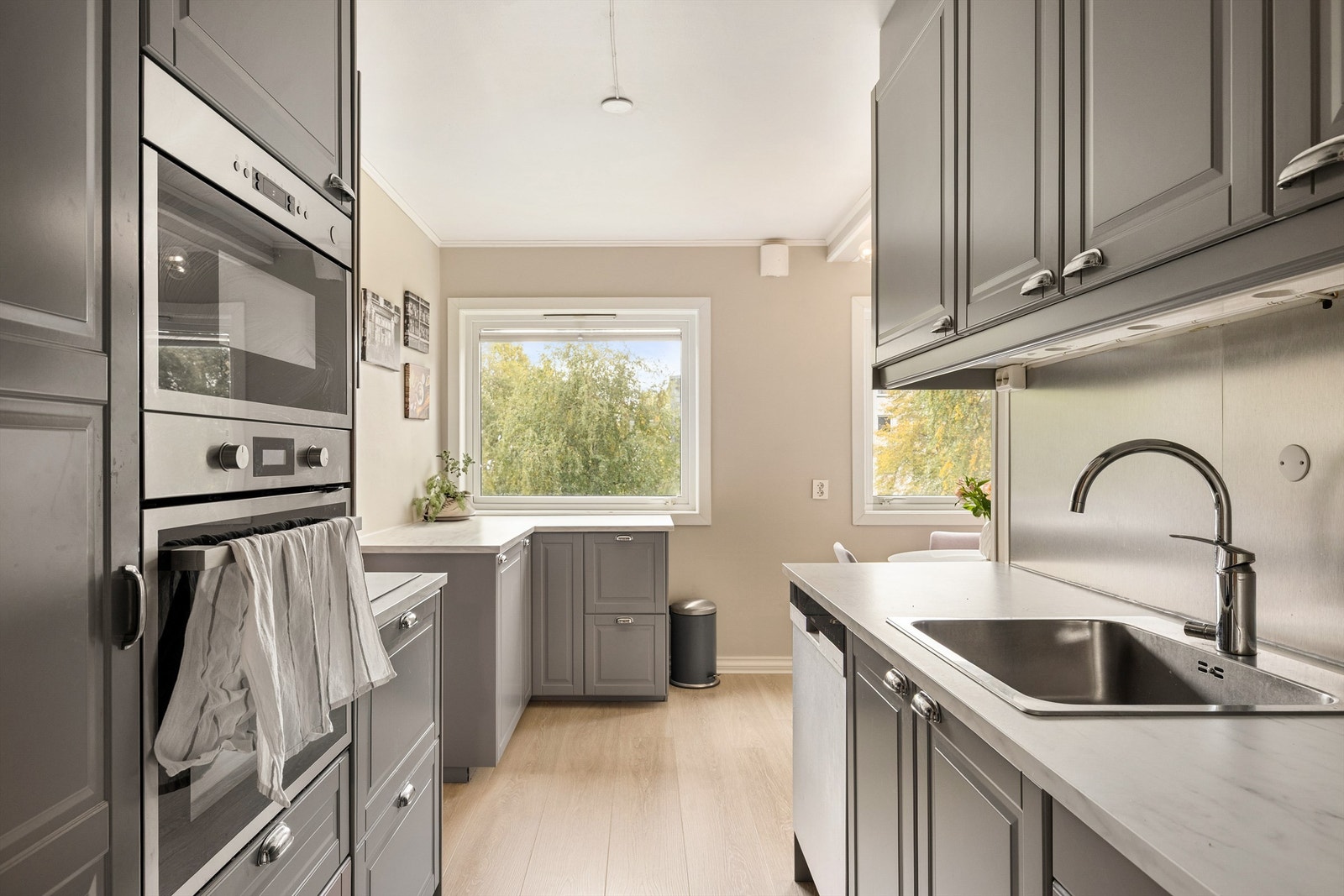 Kjøkkenet ble samtidig med renovering oppgradert med ny innredning fra IKEA som i dag er velholdt. Galleribilde