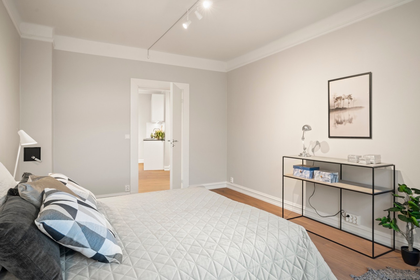 Soverommene er romslige med god plass til seng, møblering og garderobeskap. Galleribilde