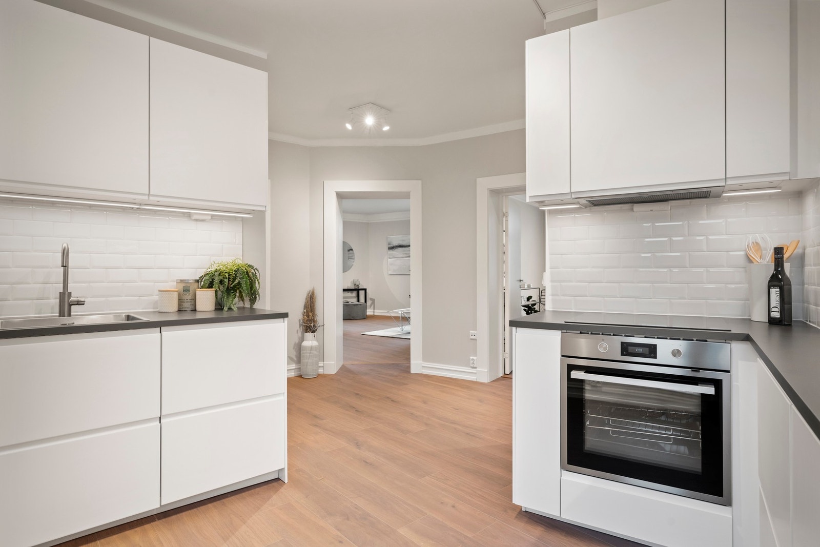 Praktisk kjøkken i egen nisje. Galleribilde