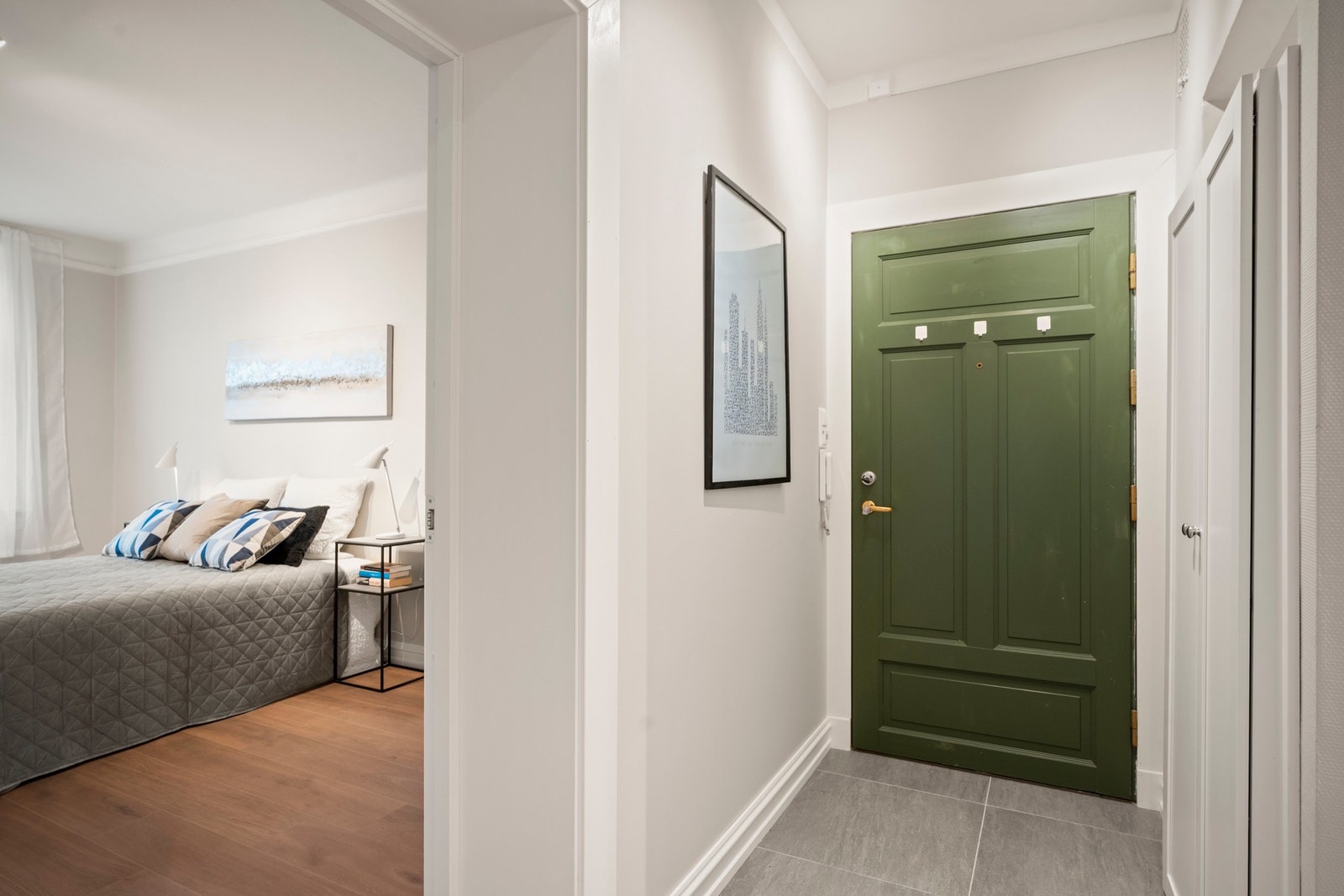 Plass til knaggrekker og skohyller for oppbevaring. Galleribilde