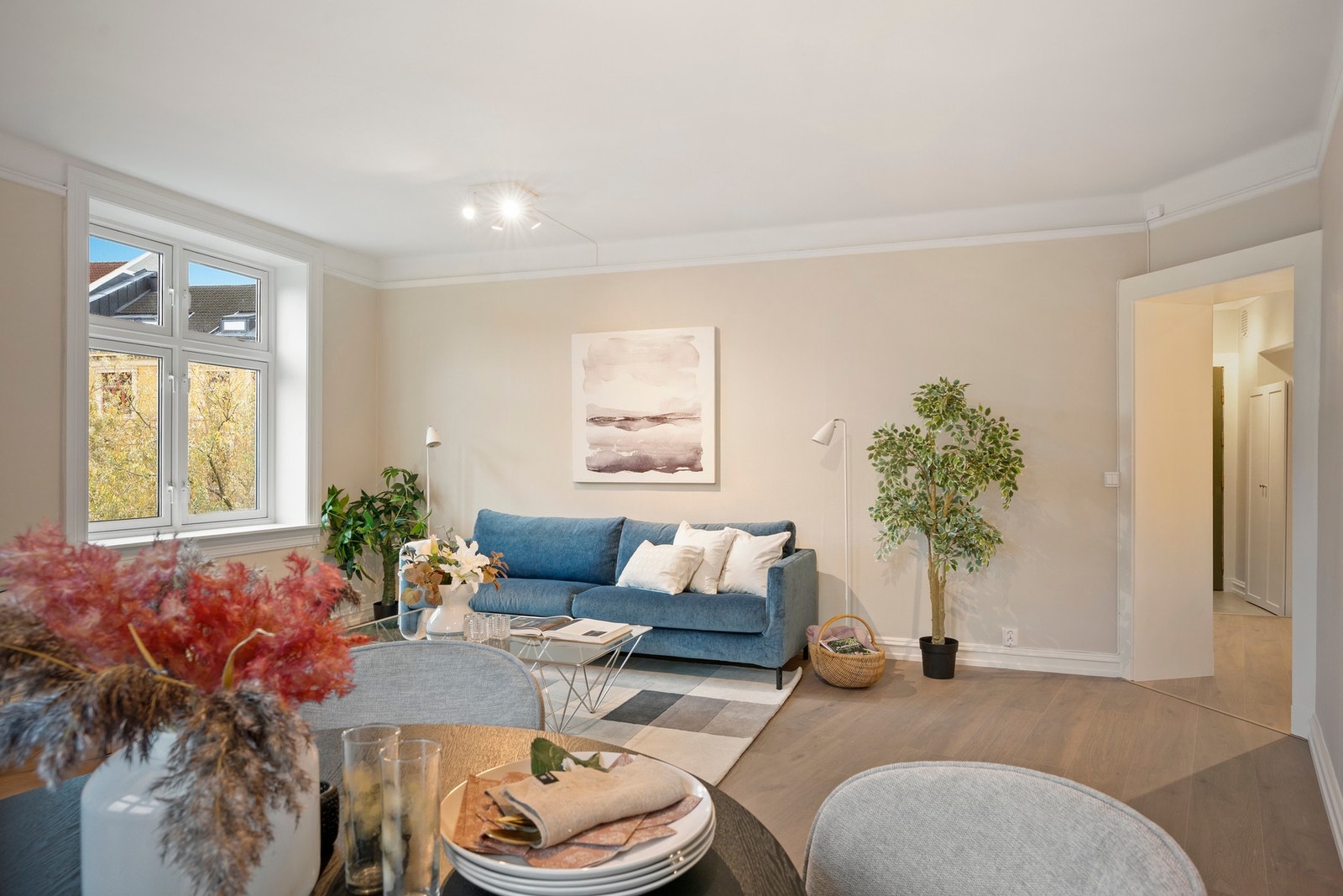 Stuen er en romslig hjørnestue med takhøyde på 2,6 meter som gir en god og luftig romfølelse. Galleribilde