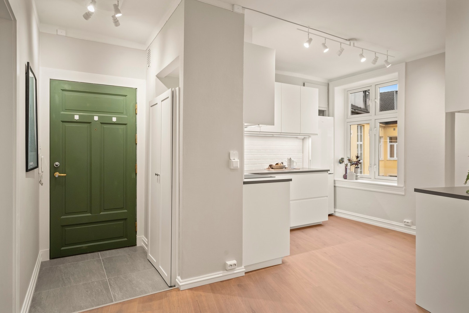 Entré med slitesterkt flislagt gulv med varmekabler. Galleribilde