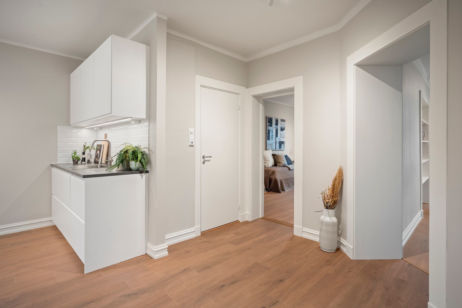 Gangen fungerer som et fint bindeledd mellom alle rommene i leiligheten. Galleribilde