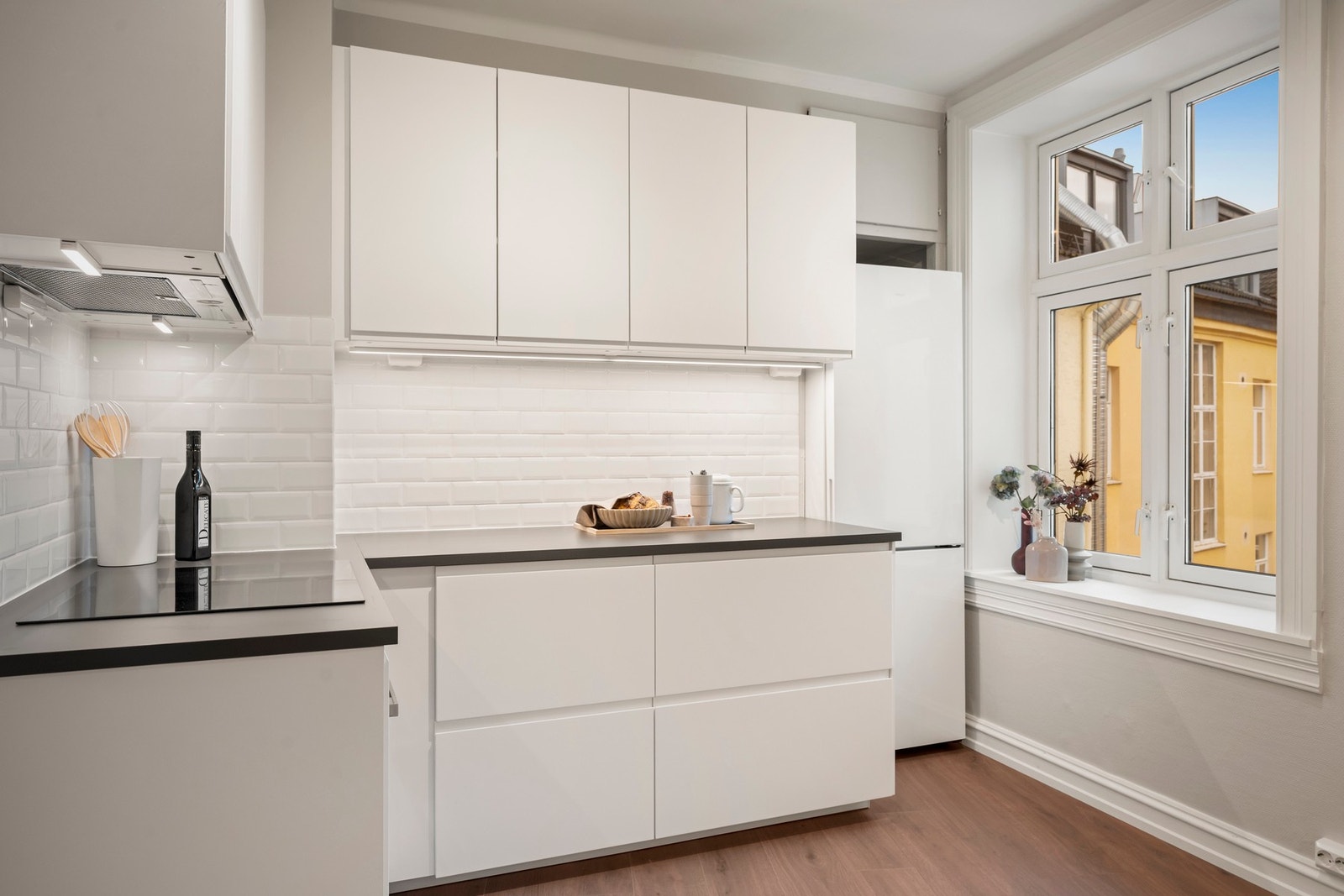 Ny Ikea kjøkkeninnredning fra 2025 med integrerte hvitevarer, glatte fronter og laminat benkeplater. Galleribilde