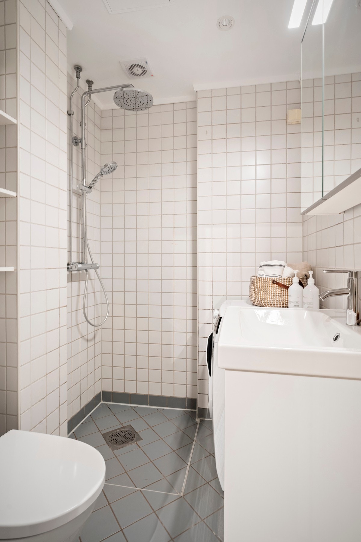 Bad oppusset i regi av sameiet i 2010. Flislagte overflater og varmekabler i gulv. Galleribilde