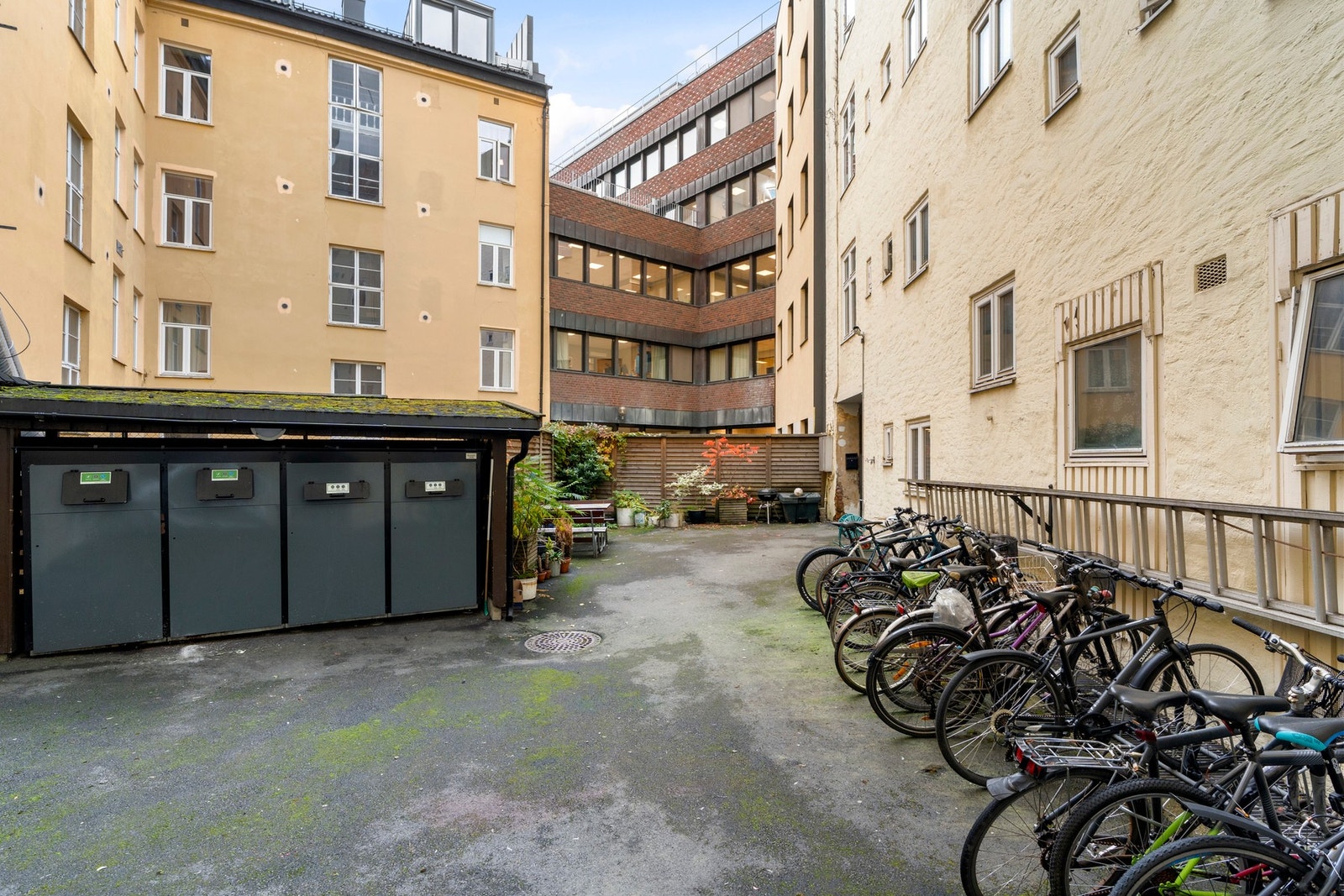 Bakgård. Galleribilde