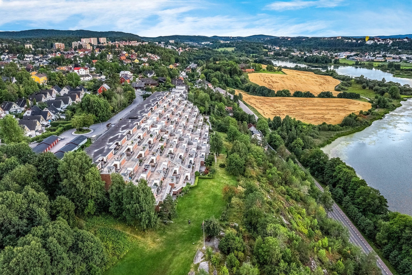 Kombinasjonen av god infrastruktur i nærområdet, og nærhet til både byen og tur- og rekreasjonsområder gjør dette området til et spesielt godt bomiljø for folk i alle aldre. Galleribilde