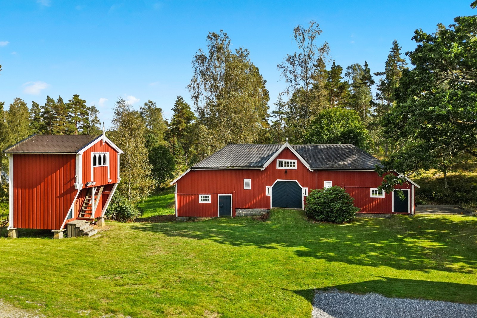 Den gamle låven og stabburet rammer inn tunet Galleribilde