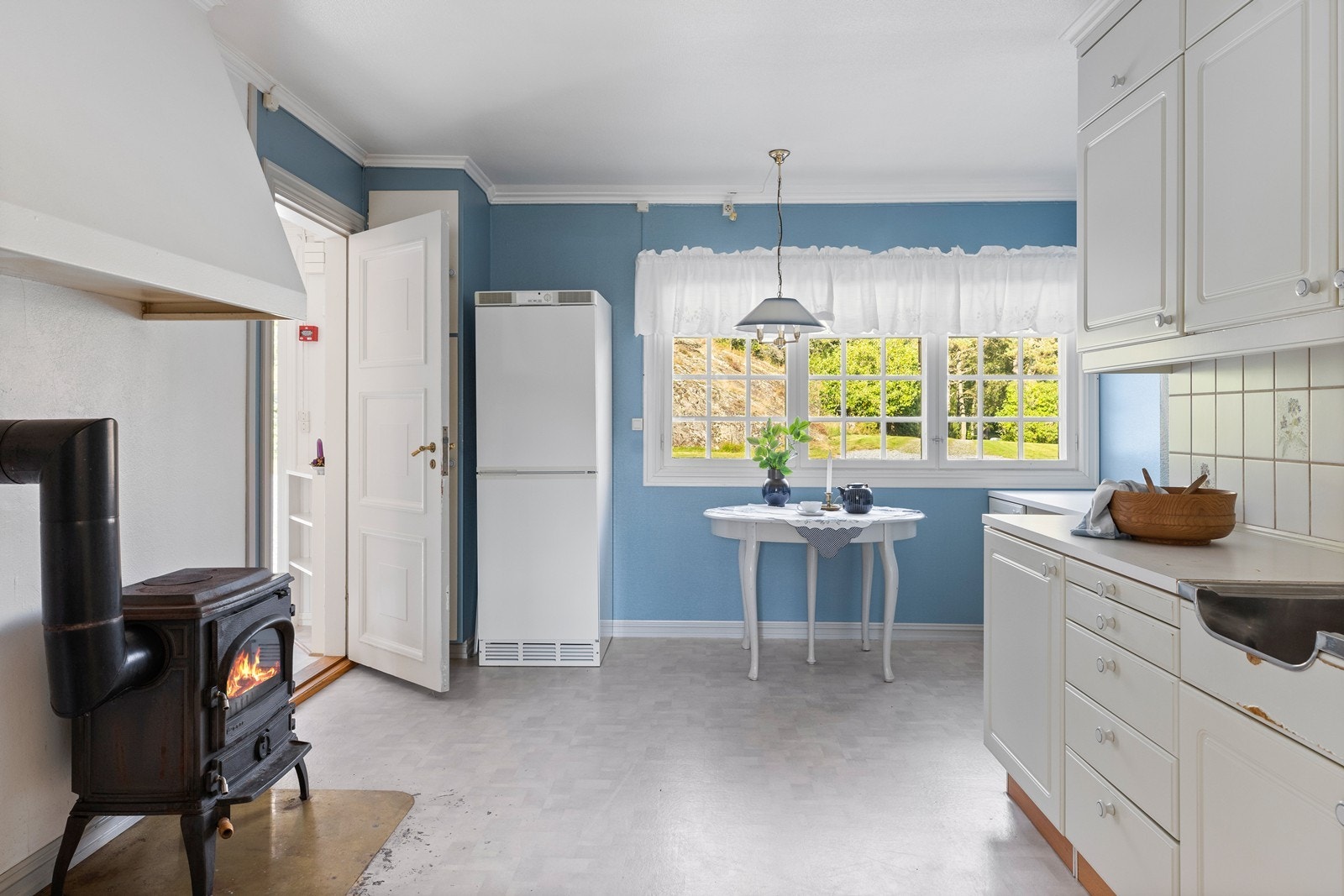 Dette kjøkkenet ligger i husmors separate avdeling i hovedhuset Galleribilde