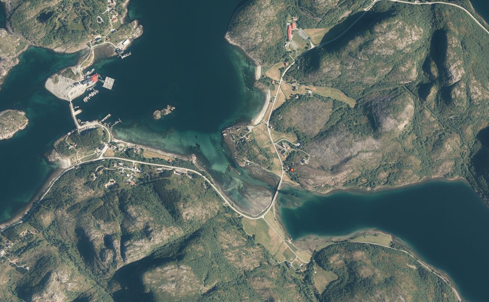 Tomten ligger midt i et eldorado for de som er glad i sjø og friluftsliv. Galleribilde