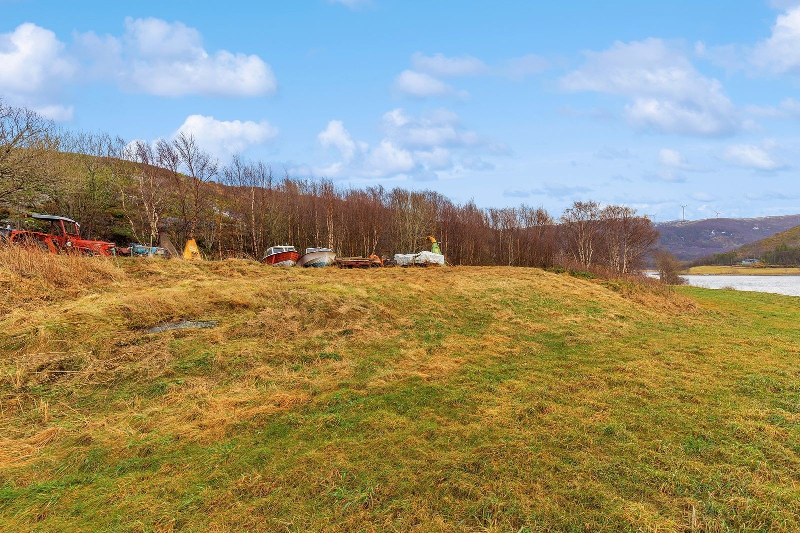 Nordøst for eiendommen ligger det en mindre fjellknaus. Galleribilde