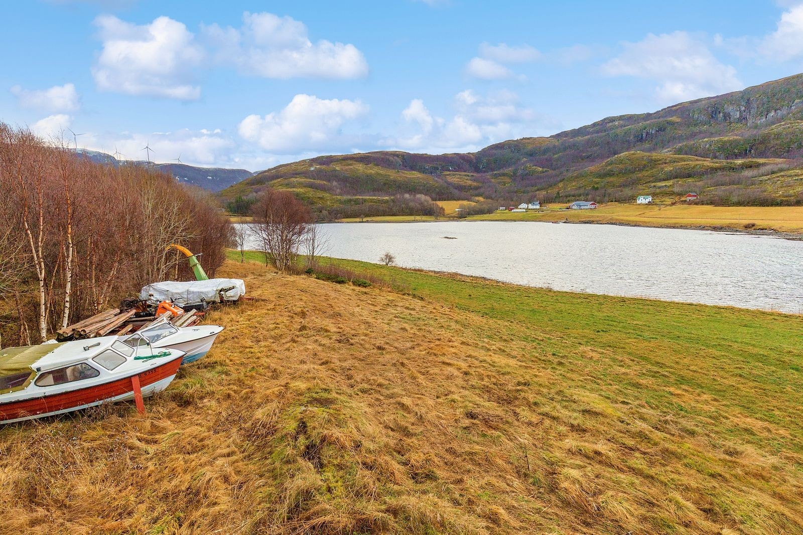 Fin og åpen beliggenhet gir gode sol- og lysforhold på tomten. Galleribilde