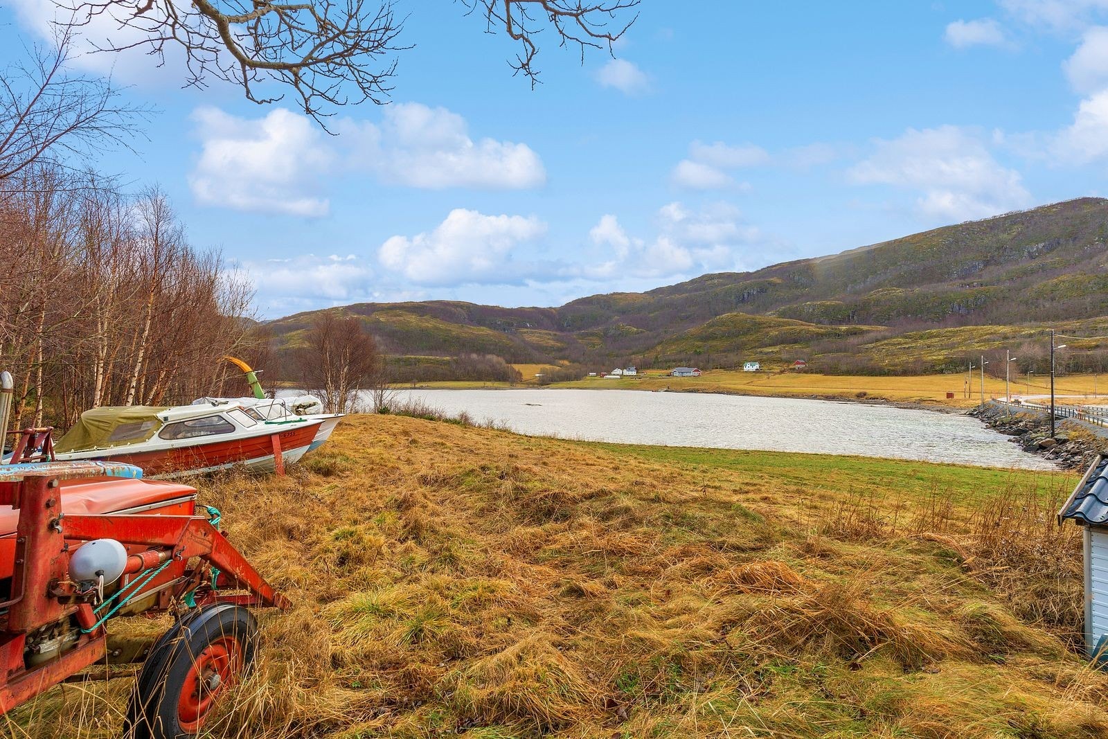 Det er bare et gressbelte som skiller tomten fra strandkanten og avstanden er ikke mer enn ca 25 meter. Galleribilde