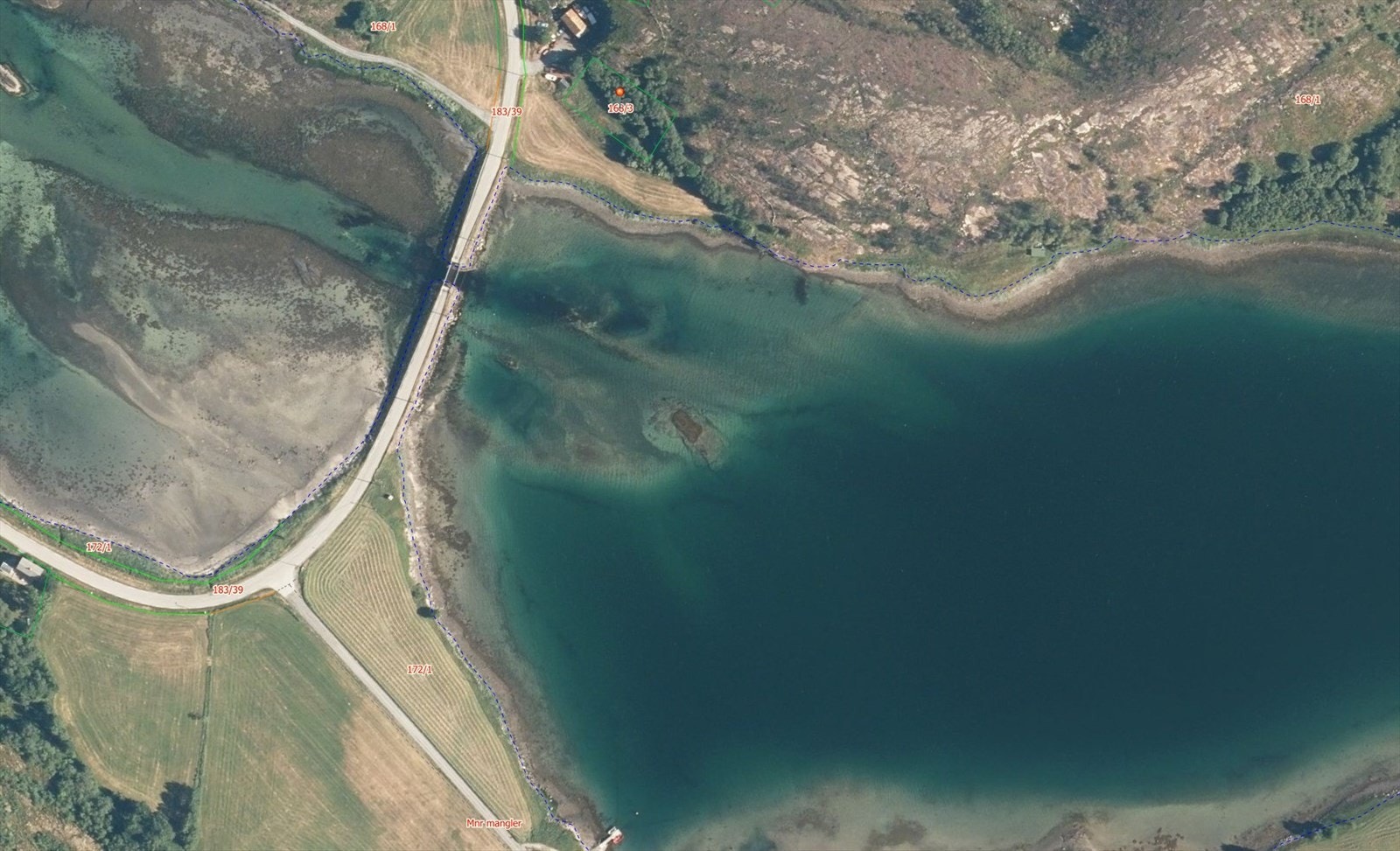 Flyfoto med tomten markert med knappenål. Galleribilde