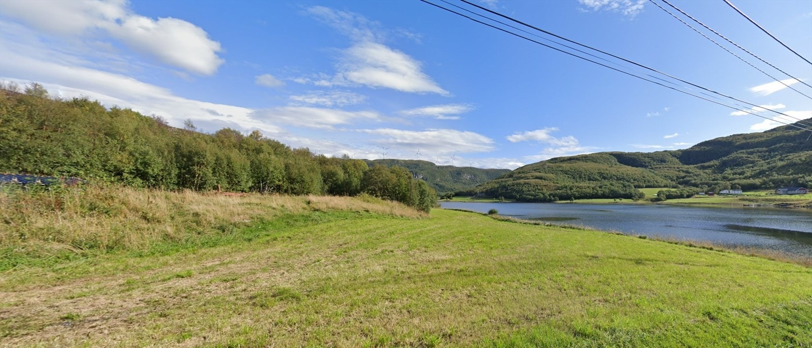 Velkommen til Seiberget, en sjønær tomt på over 1 mål i et naturskjønt landskap i Roan, nærmere bestemt ved Kråkfjorden. Galleribilde
