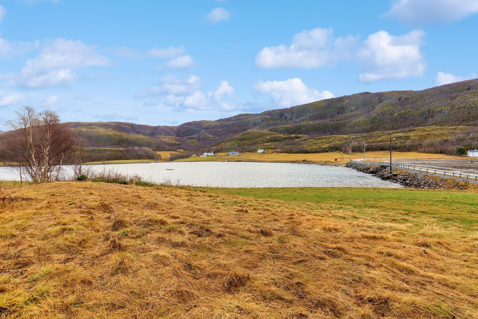 Med en tomt på over 1 mål er det rikelig med plass til både fritidsbolig og opparbeide seg fine uteområder. Galleribilde