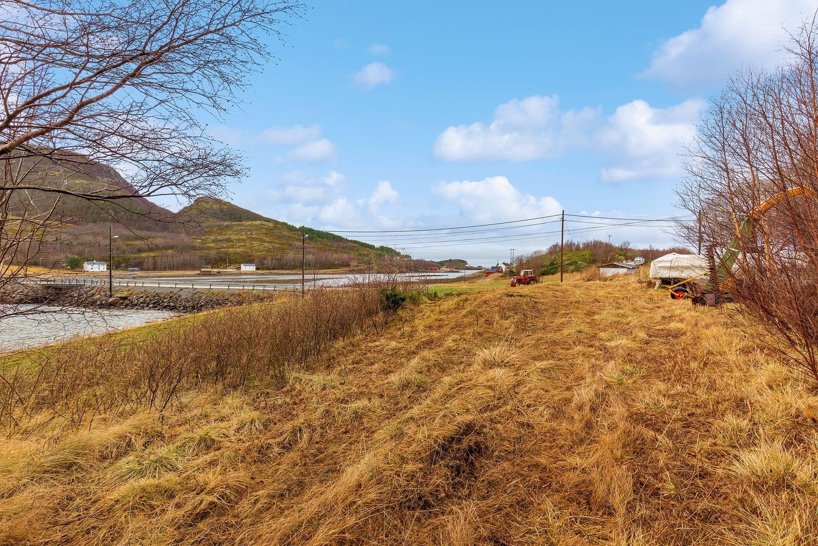 Fin og sjønær beliggenhet med rett ved Kråkfjorden. Galleribilde