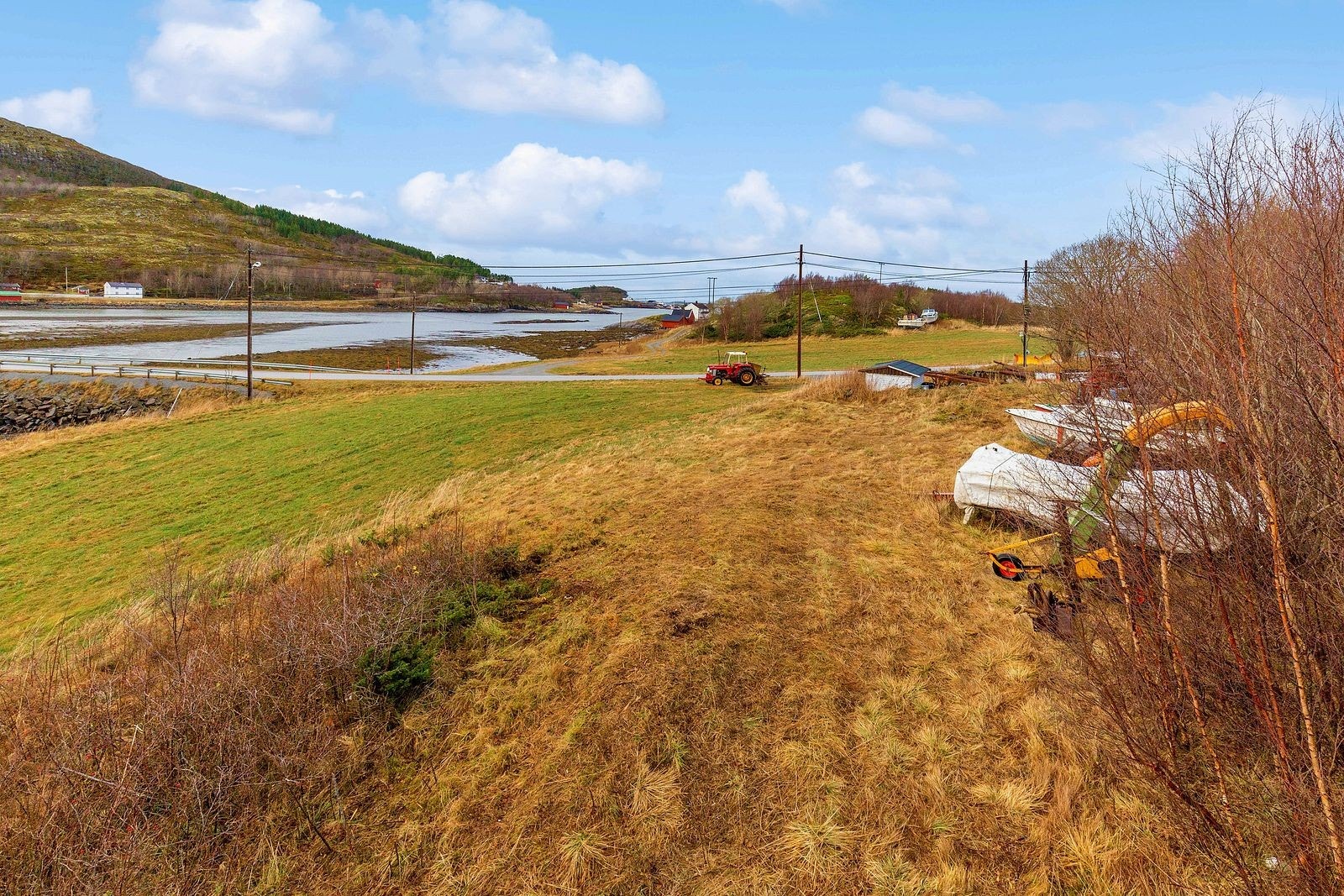 Det er enkel adkomst til tomten fra offentlig vei. Galleribilde
