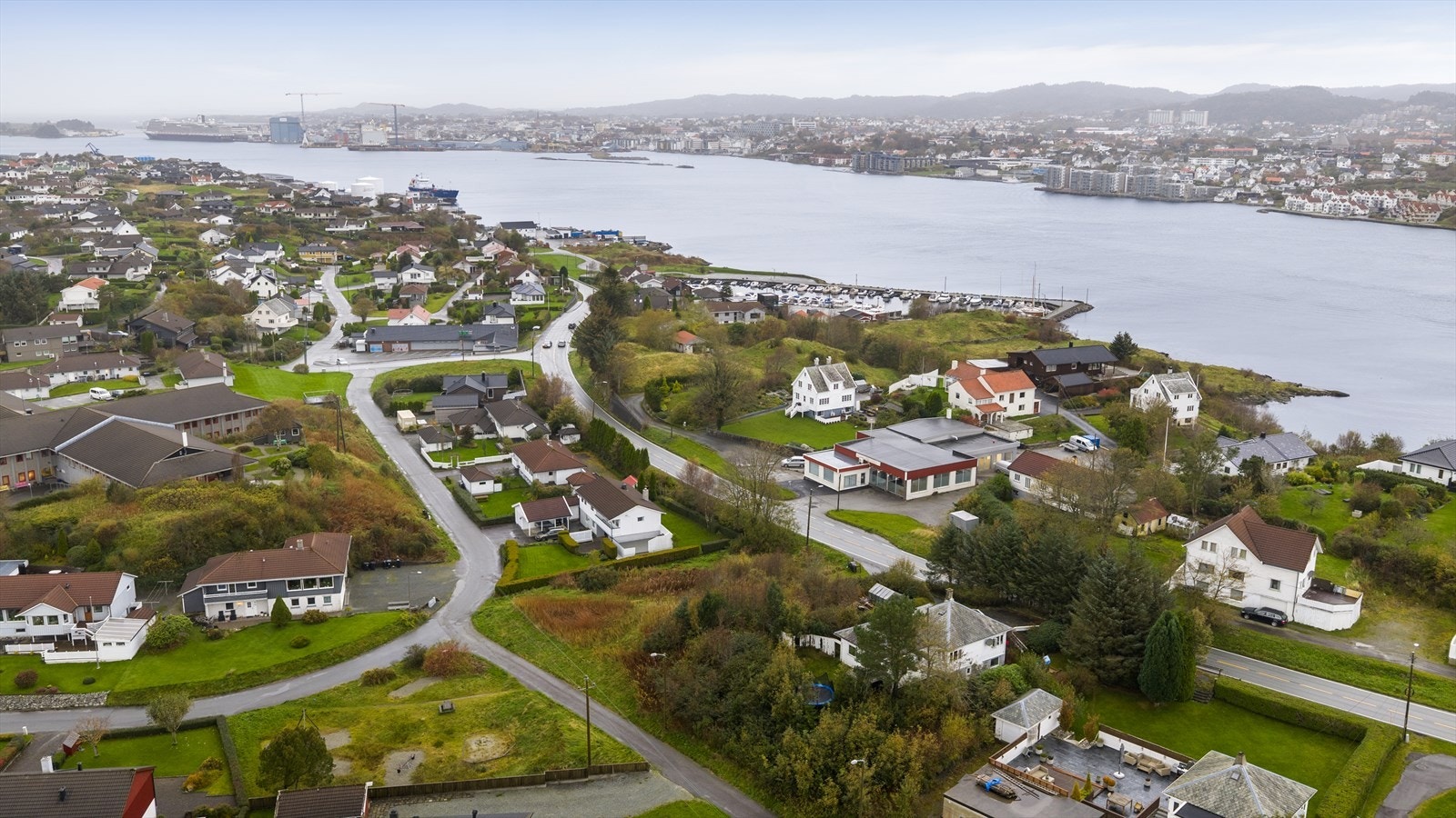 Tomtene ligger i et etablert og populært boligområde som i hovedsak er regulert til boligformål. Galleribilde