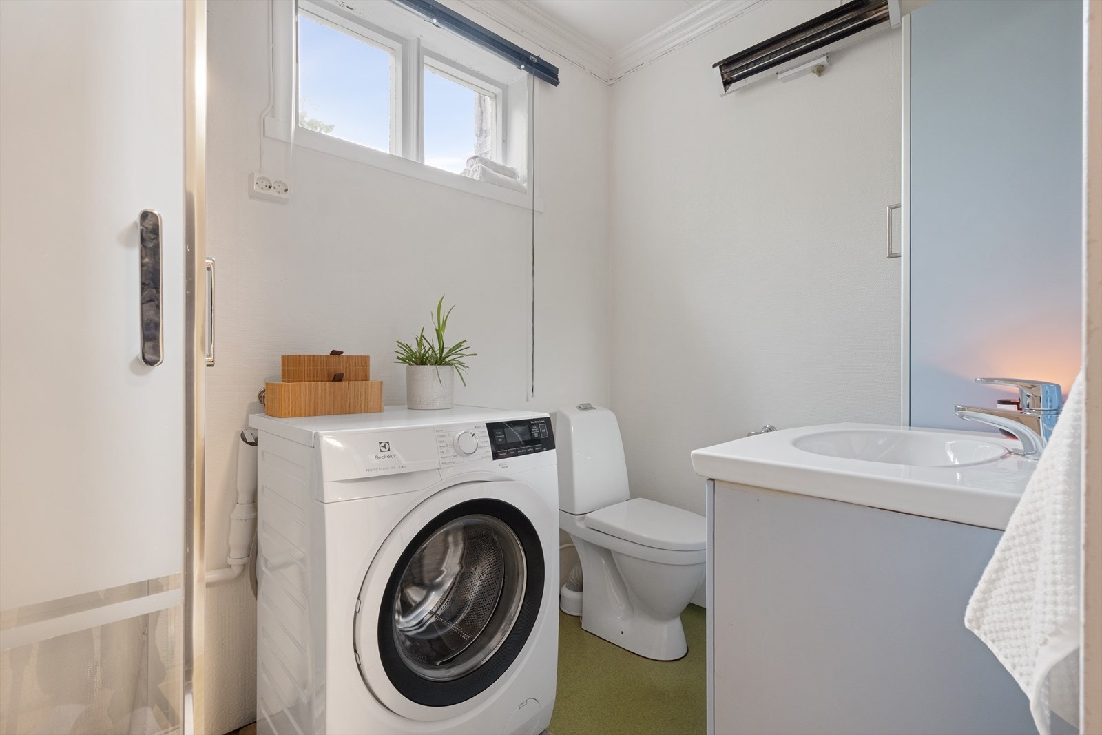 Baderom med opplegg for vaskemaskin Galleribilde