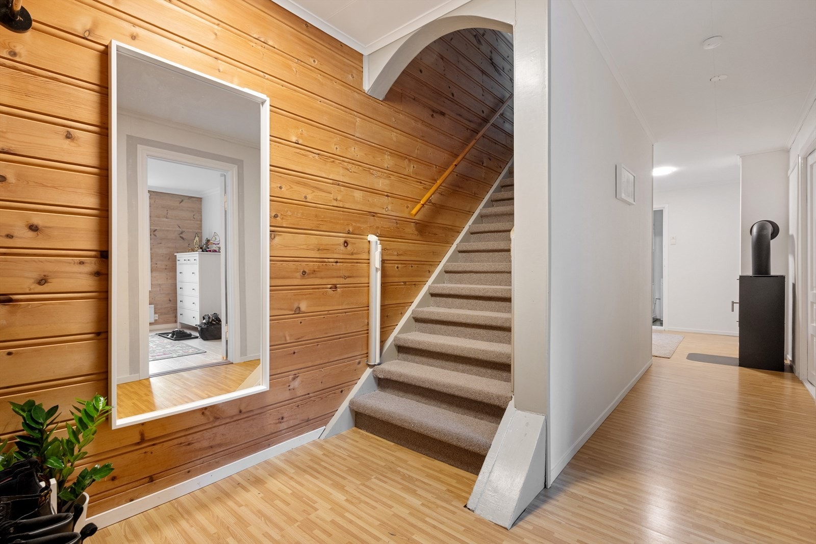 Trivelig inngangsparti med varmepumpe Galleribilde