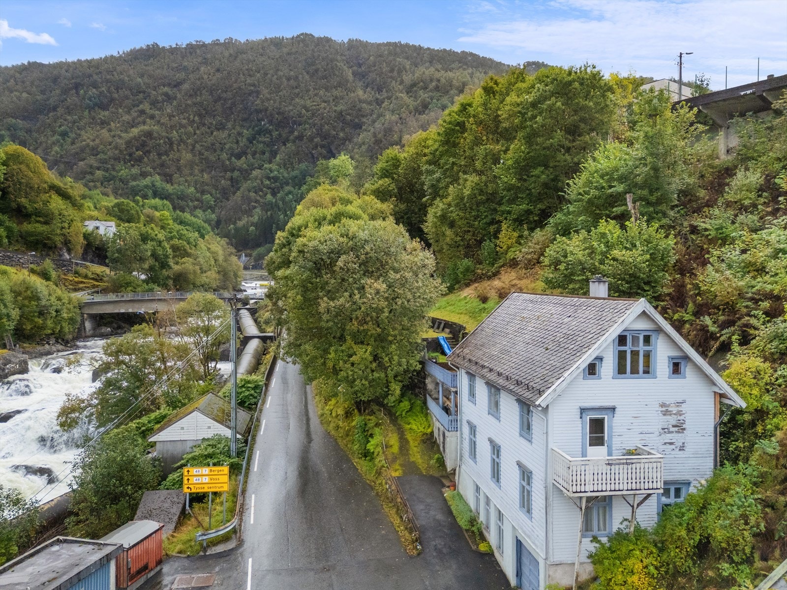 Huset ligger fint til ved elven Galleribilde