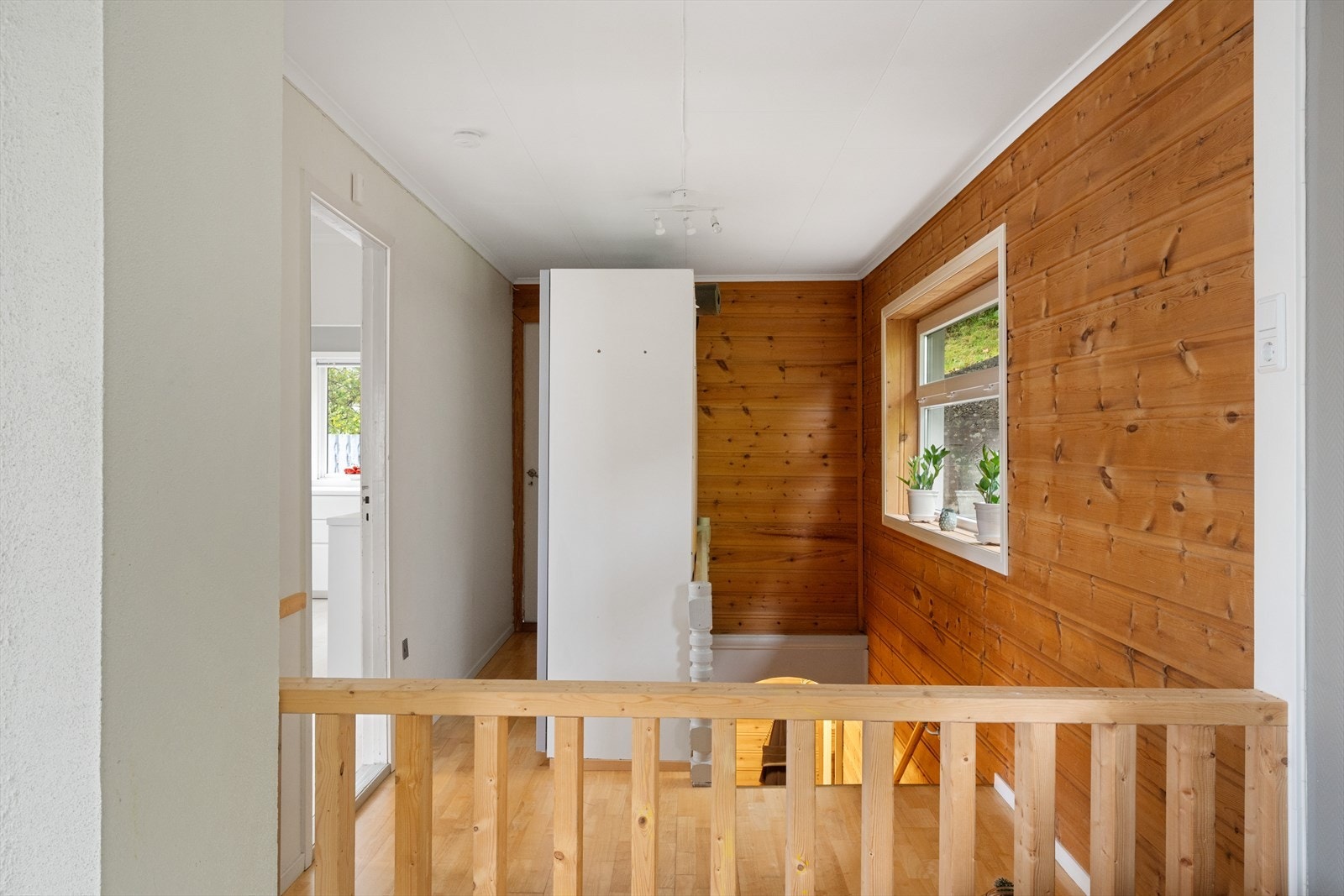 Bak døren til venstre, har man en liten gang og trapp opp til loftet Galleribilde