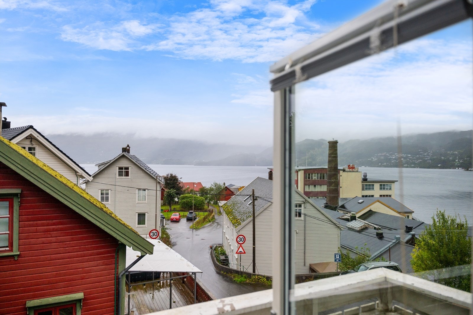 I stuen har man luftealtan med kveldssol Galleribilde