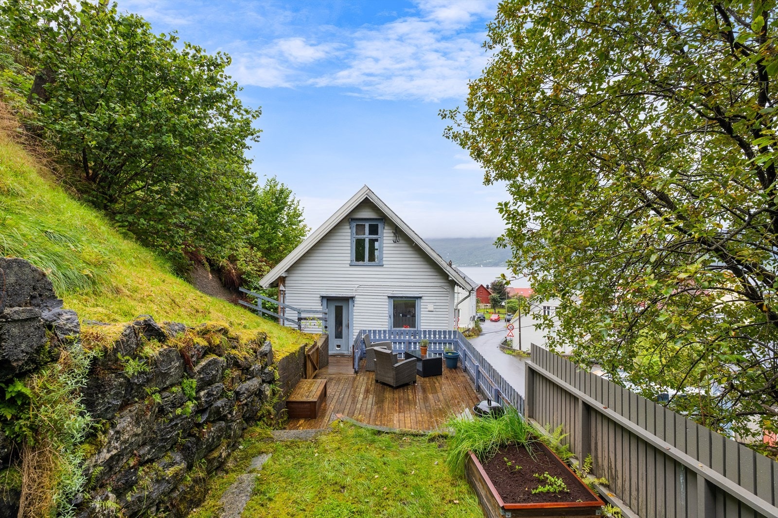Flott terrasse på husets østside Galleribilde