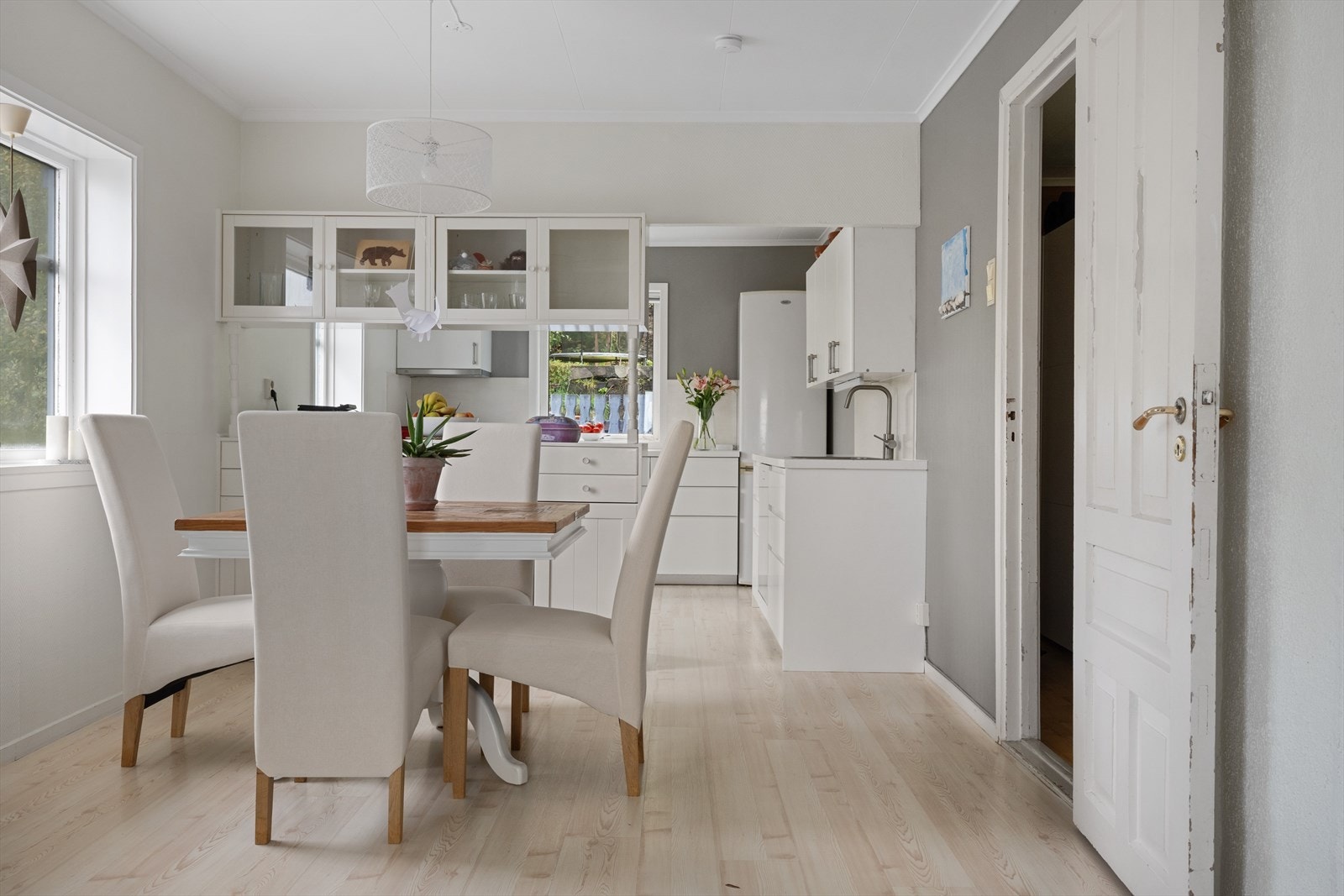 Mot stuen har kjøkkenet en barløsning Galleribilde