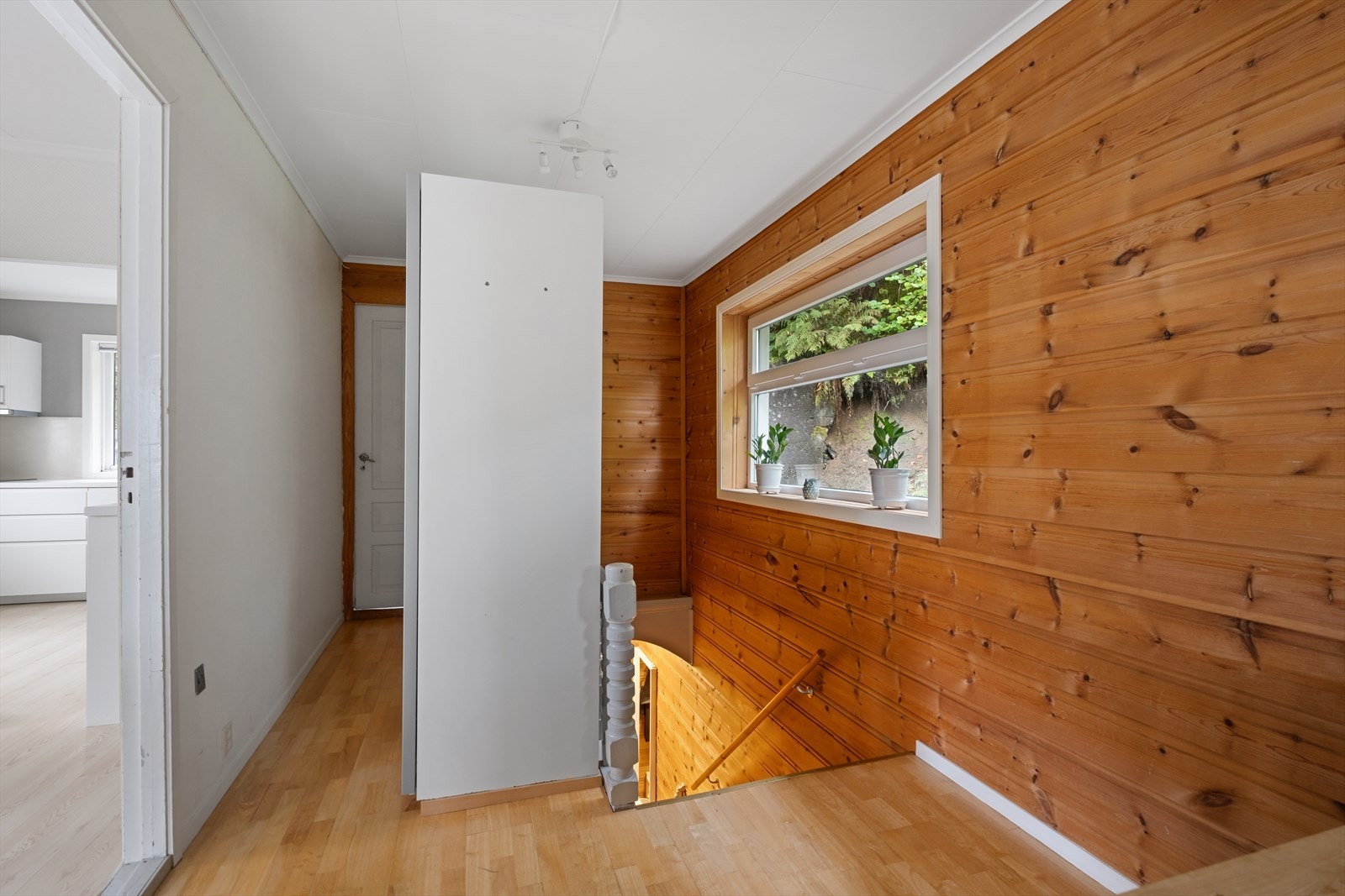 Trappegang med åpning inn til stue og kjøkkenet Galleribilde