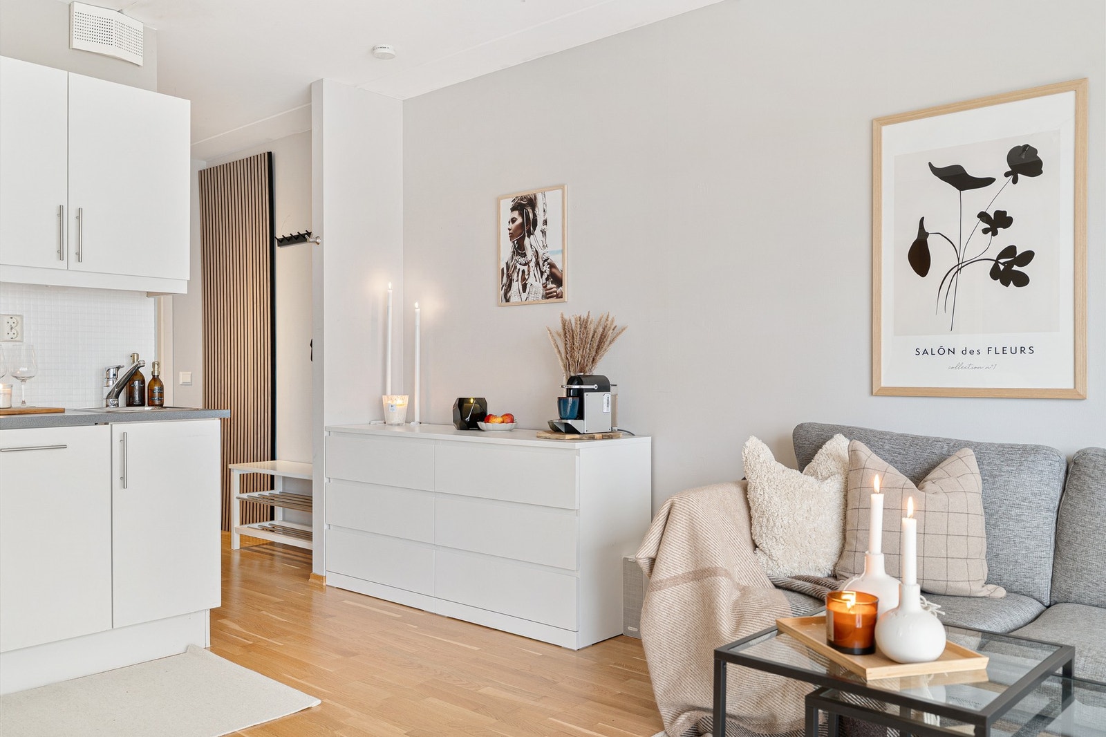 Leiligheten nyter godt av moderne kvaliteter som fjernvarme og balansert ventilasjon. Galleribilde