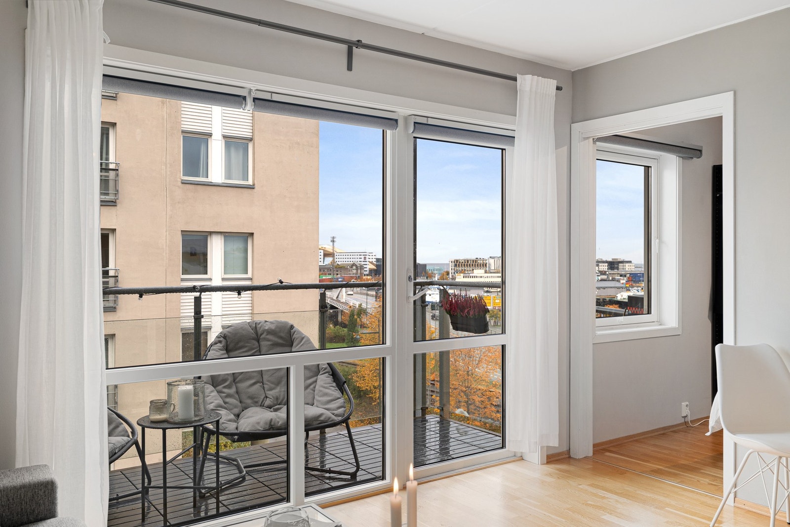 Fra stuen har du direkte utgang til din egne balkong. Galleribilde