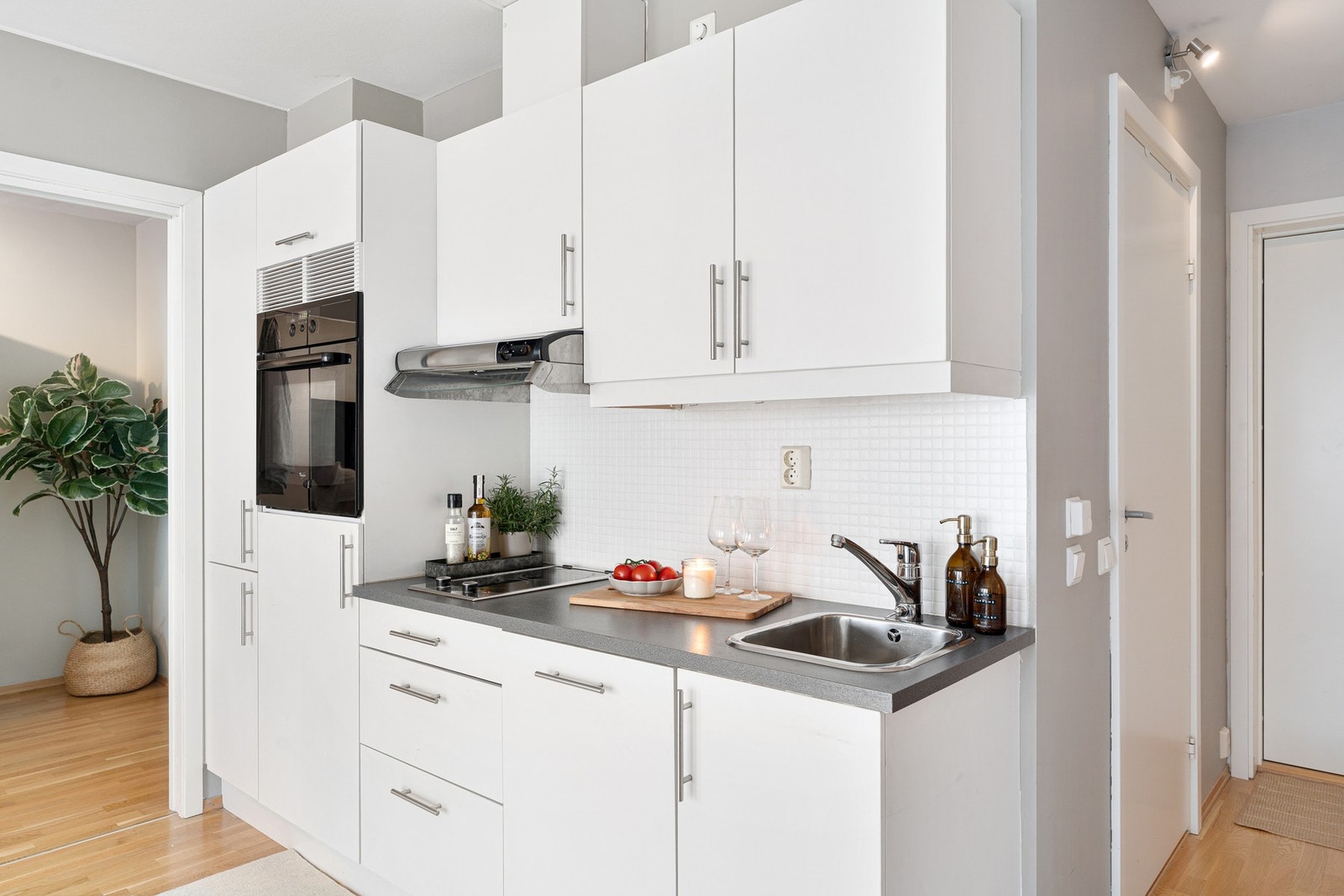 Kjøkkenet er fra byggeår (2006) og har integrerte hvitevarer som kjøleskap, oppvaskmaskin, platetopp og stekeovn. Galleribilde