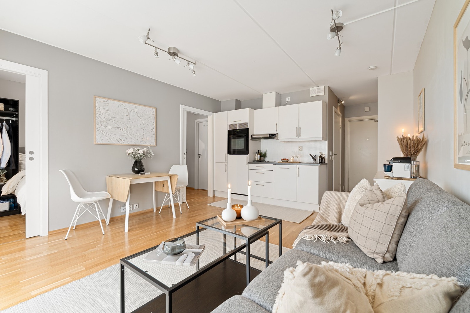 Åpen stue/kjøkkenløsning på 19 kvadratmeter. Galleribilde