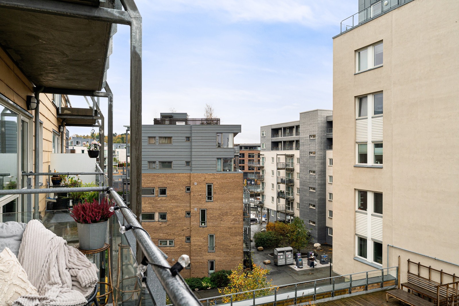 Romslig og luftig mellom byggene. Galleribilde