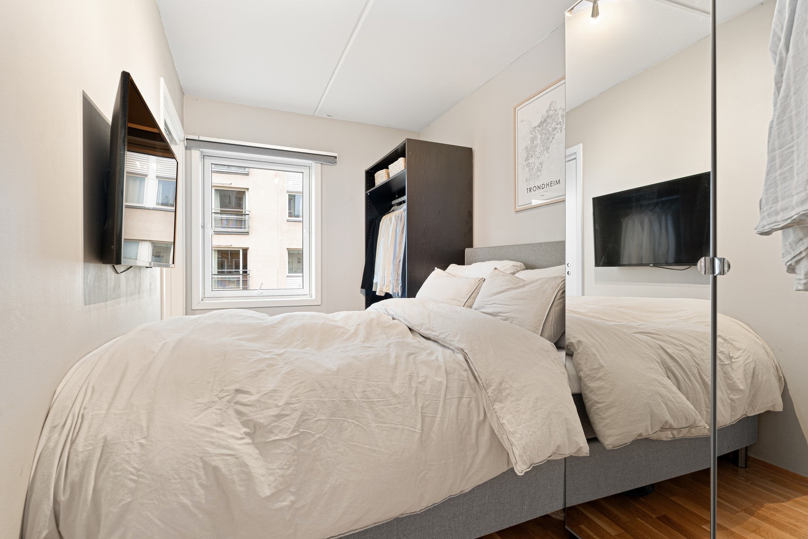 Soverommet i likens med stuen oppleves som luftig grunnet mye lysinnslipp og god takhøyde. Galleribilde