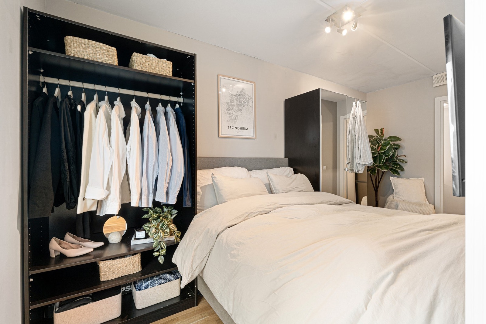 Den gode størrelsen byr på flere møbleringsmuligheter til f.eks garderobemøblement. Galleribilde