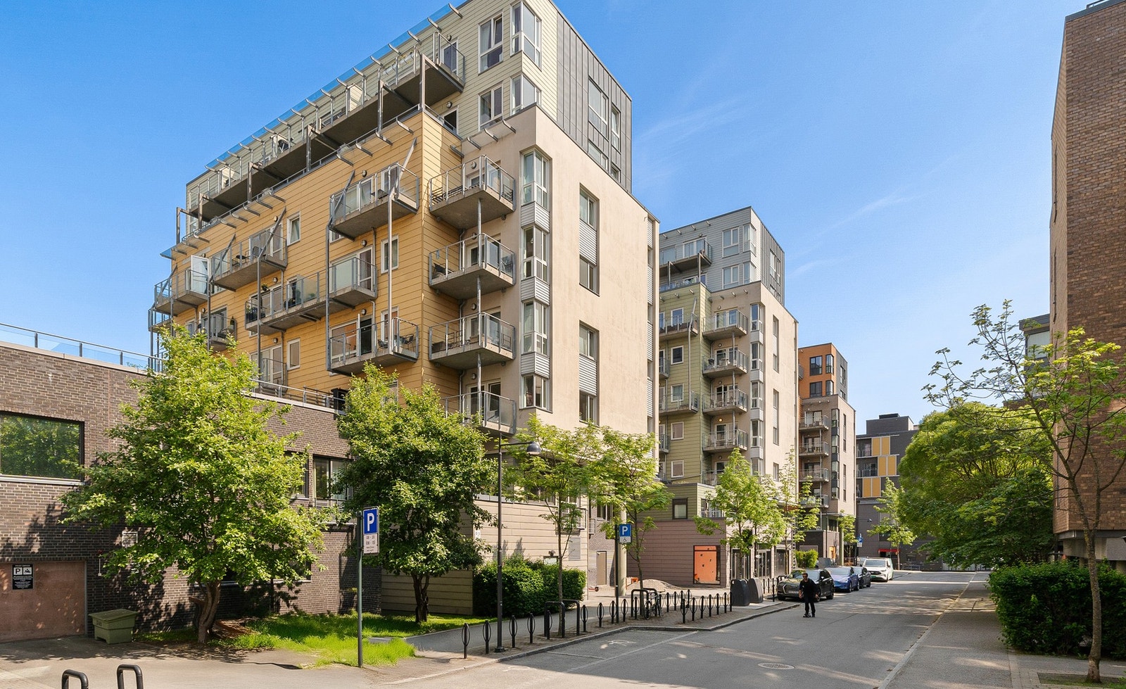 Fasade. Byggeåret er 2006 og leiligheten ligger i 5.etasje. Sportsbod i kjeller og heis som går til alle etasjer. Galleribilde