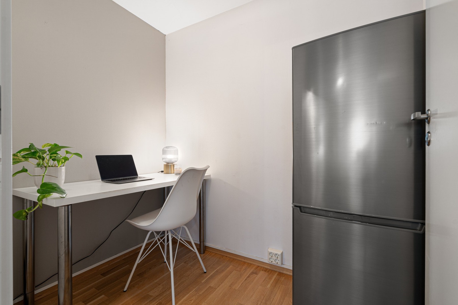 Tilhørende bod i tilknytning til soverommet som fint kan benyttes som kontor eller walk-in closet. Galleribilde