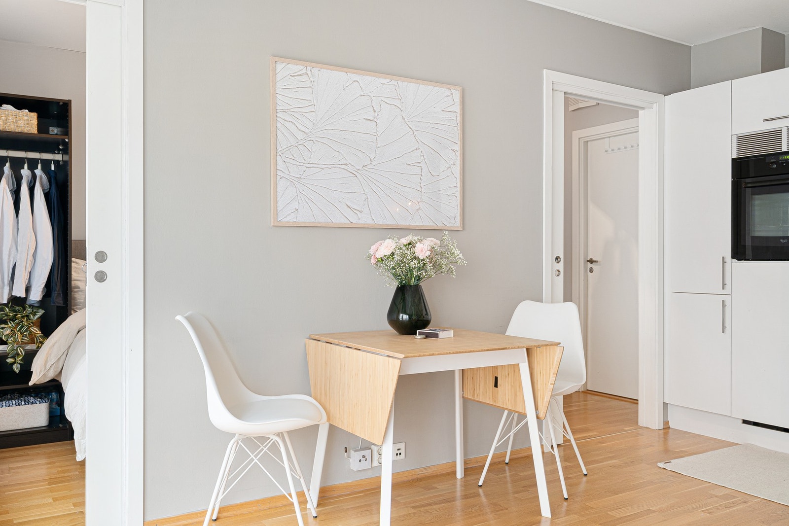 Den gode planløsningen gjør at det er god plass til spiseseksjon. Galleribilde