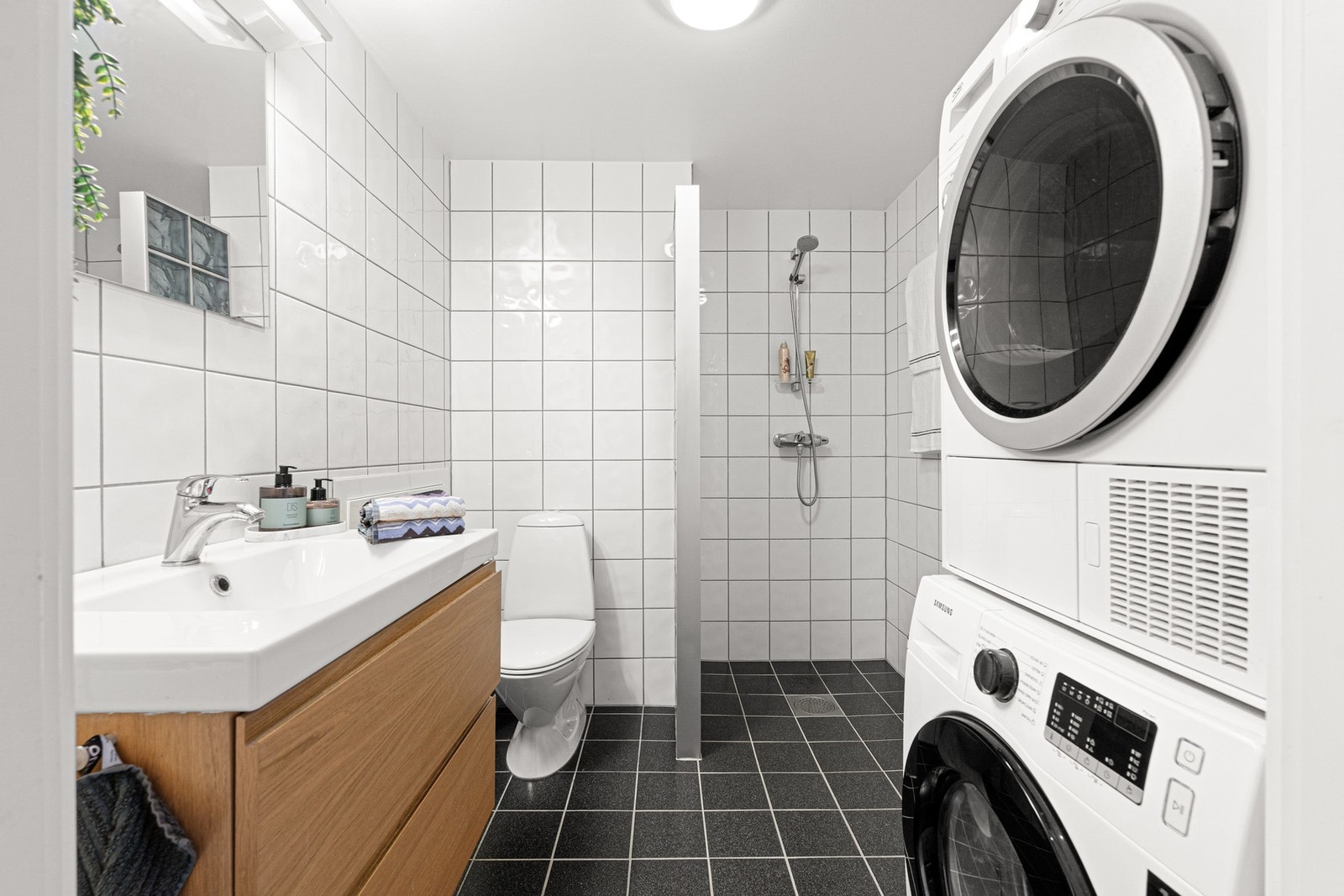 Badet er på 4,5 kvadratmeter og med god plass til "alt" man trenger i det hverdagslige. Galleribilde