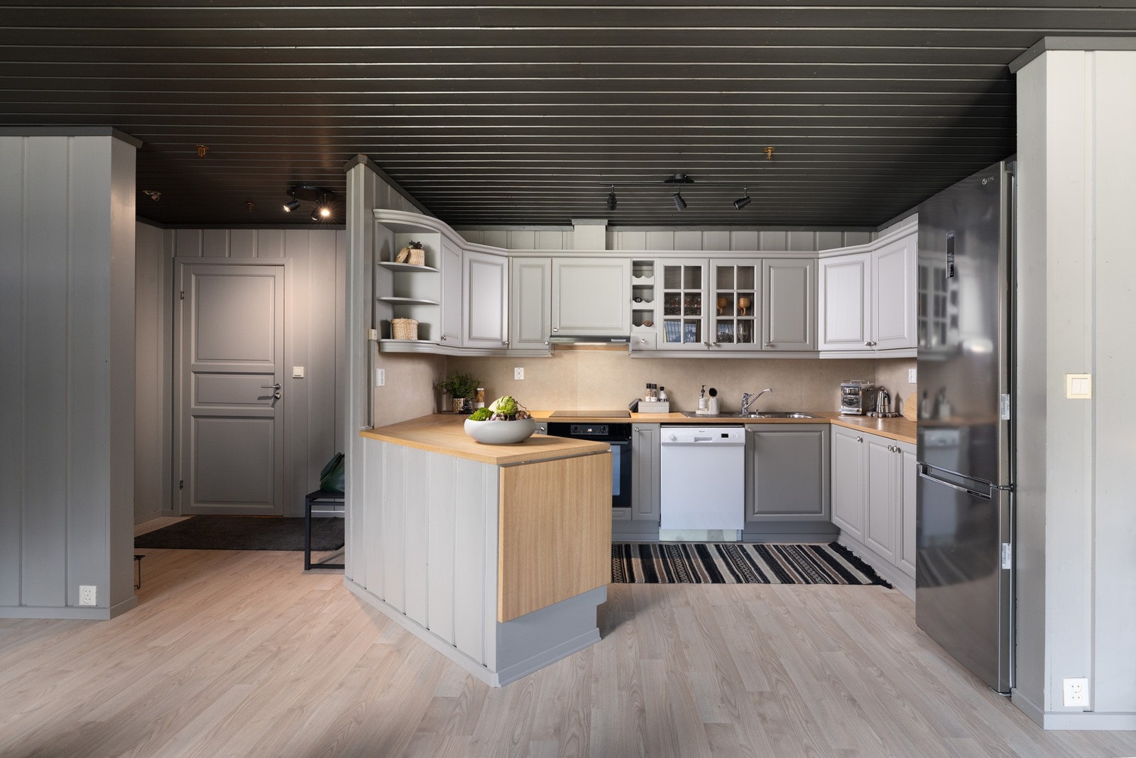 Pent kjøkken med heltre fronter og ny ventilator - god skap- og benkeplass. Galleribilde