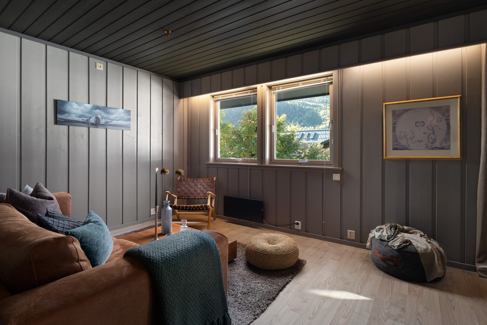 Leiligheten har mange vinduer som gir et godt lysinnslipp. Galleribilde