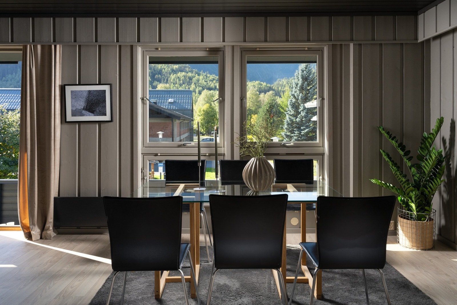 Her er det plass til mange gjester i hyggelig lag! Galleribilde