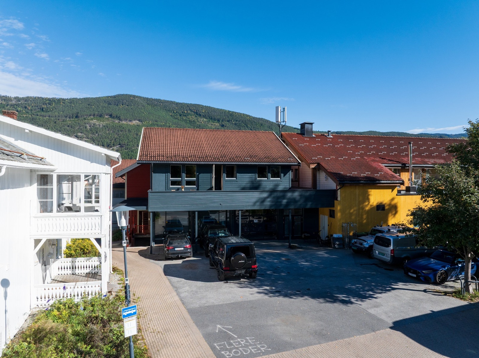 Parkering på felles tomt. Galleribilde