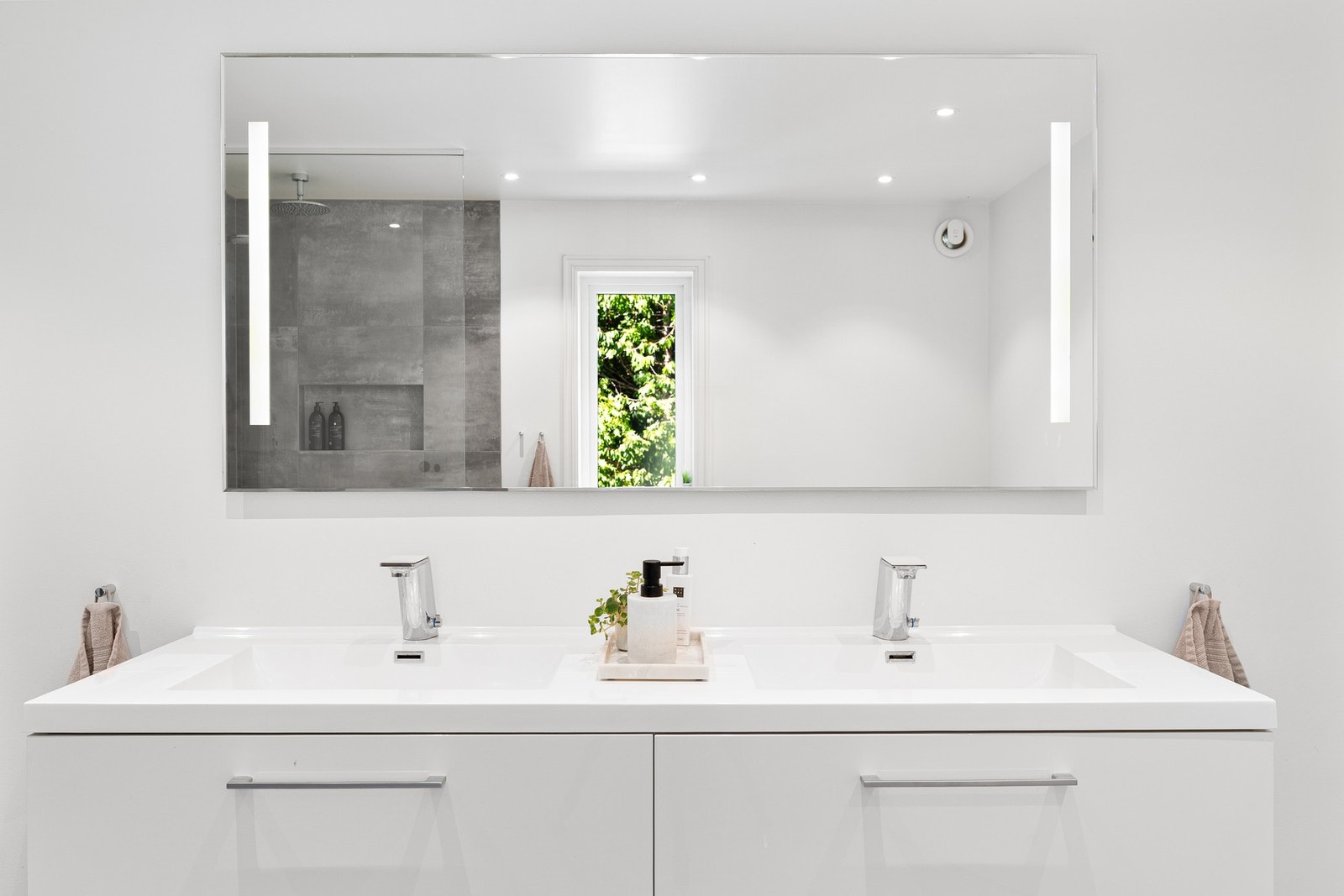 - Delikat flisevalg på gulv og dusj, veggehengt toalett, varmekabler i gulv og downlights i tak | Alt av rør og elektrisk ble også skiftet ut i forbindelse med renoveringen - Galleribilde